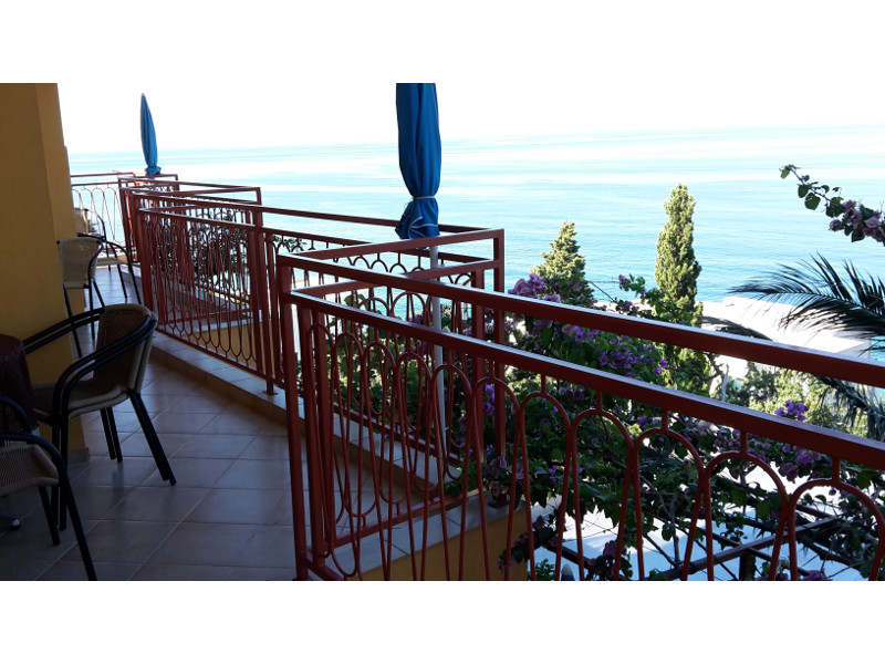 Der lange Balkon vor den beiden Schlafzimmern mit Blick auf das Meer und die Bucht von Sutomore.
