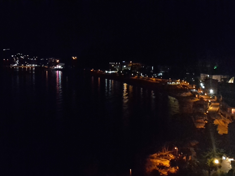 Der Blick vom gelben Apartmenthaus auf die Bucht von Sutomore in der Nacht. Anfang Juni 2017 - Vorsaison.