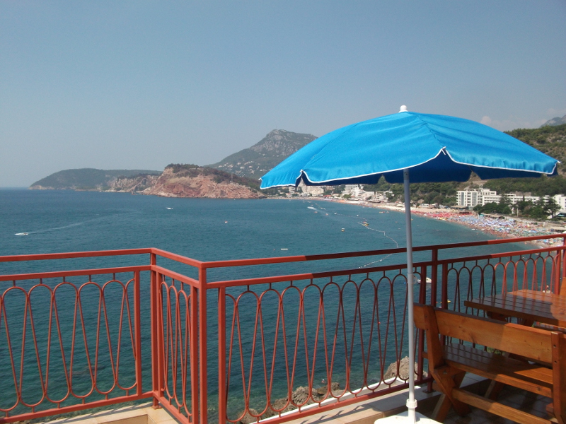 Enjoy the sea view from the big terrace in front of the french bed room and the kitchen. Picture is taken during the high season (June/August).